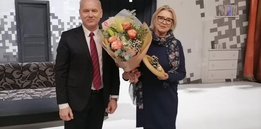 Сегодня в театре торжественный день…